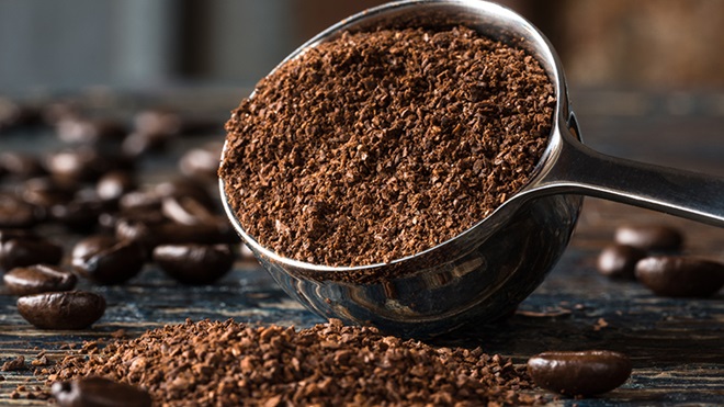 granos de cafe y cafe recien molido