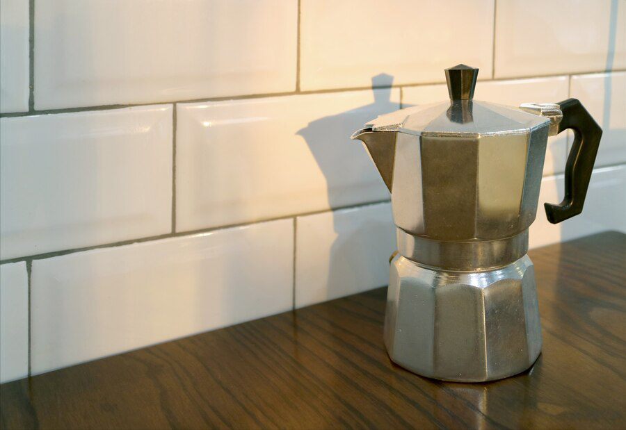 como curar una cafetera italiana
