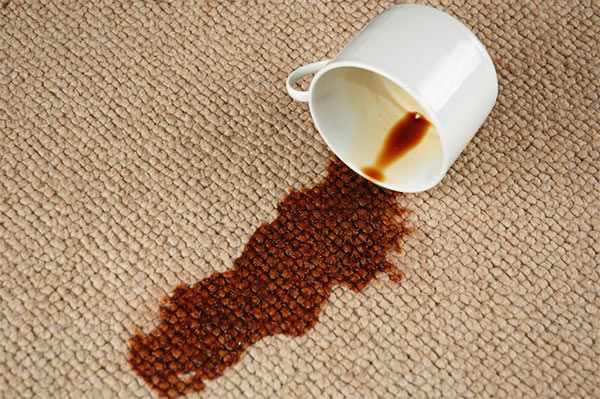 café derramandose en la alfombra