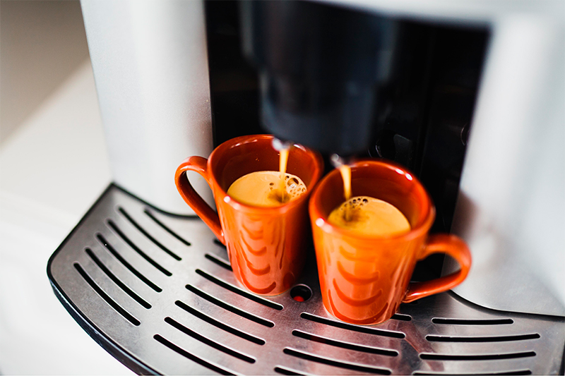 cual es la diferencia entre una cafetera automatica, superautomatica y una manual